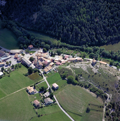 Village de Vergons, vue aérienne.