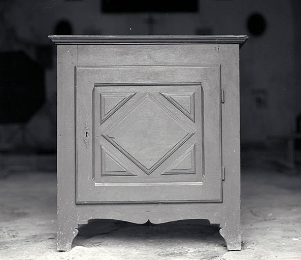 meuble de sacristie : meuble de rangement pour objets liturgiques (au sol)