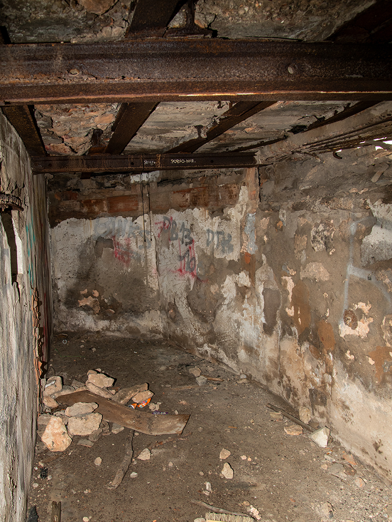 Poste de direction de tir, intérieur du poste de commande, avec fenêtre panoramique murée et poutrelles métallique