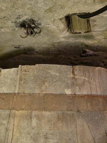 Trappe vinaire aménagée dans la voûte, permettant le remplissage de la cuve.