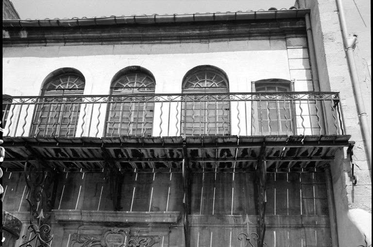 Garde-corps de balcon et consoles d'architecture