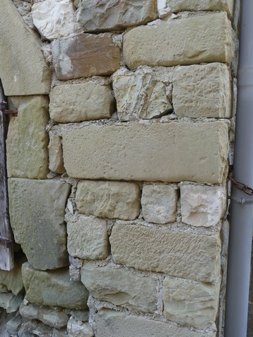 Chaîne d'angle sud-est, associant pierres de taille et gros moellons équarris.