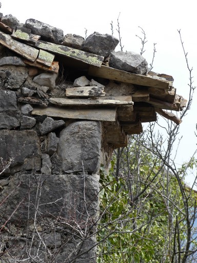 Avant-toit constitué de trois rangs de génoise. Ferme du Serre (Ribiers).