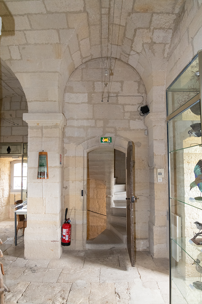 Tour Saint-Louis, intérieur, niveau 2, voûte d'arêtes sur piliers, travée d'angle de l'escalier en vis.