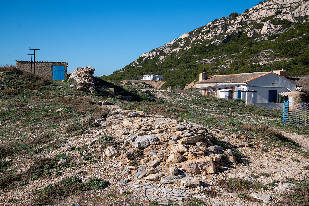  Vestiges de l'épaulement (avec mur de genoullère) et bâtiments militaires remaniés.
