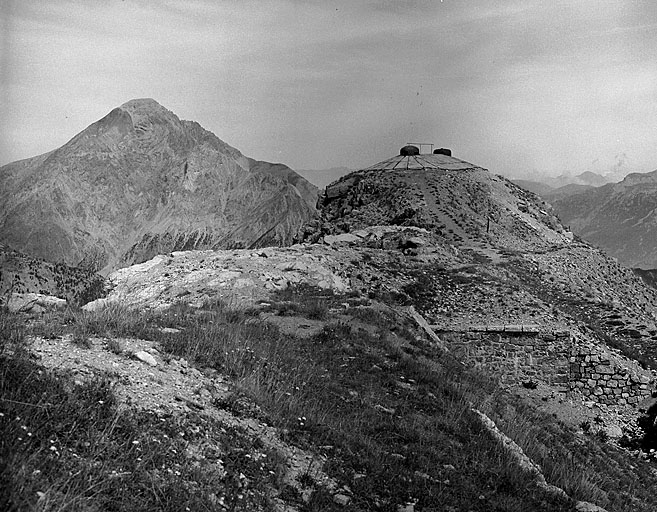 Dessus et bloc 4. A gauche, montagne et fort du Chaberton.