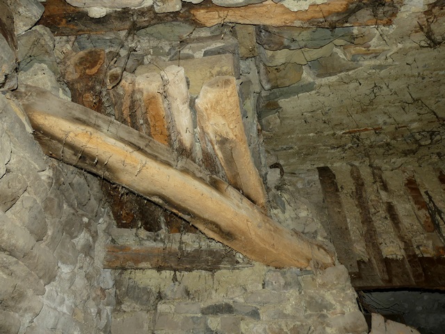 Etage de soubassement, cellier. Angle nord-ouest, dessous de l'escalier tournant menant au rez-de-chaussée.