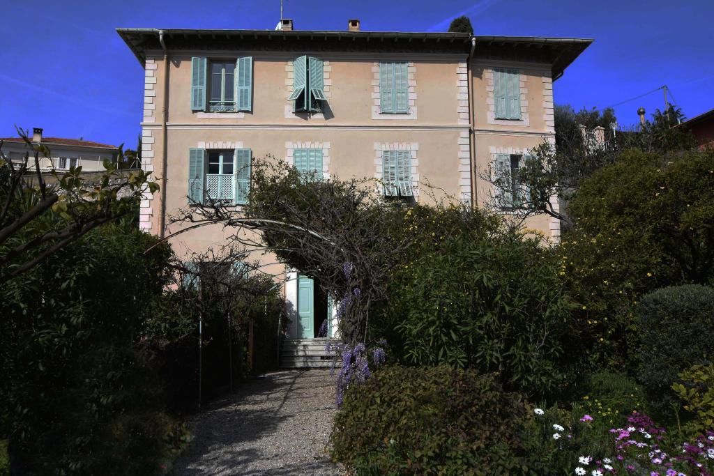 moulin à huile devenu immeuble sous le nom de "Villa Aureglia"