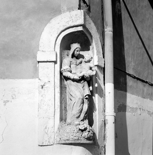 Rue de la République. Maison parcelle 88. Niche d'angle avec Vierge à l'Enfant.