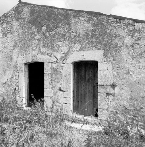 Elévation sud, détail : les portes des deux fenils, vue depuis le sud-est.