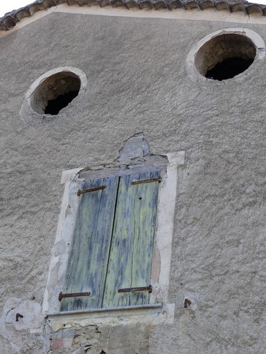 Bâtiment du logis. Pignon est, deuxième et troisième niveaux. Fenêtre et oculus.