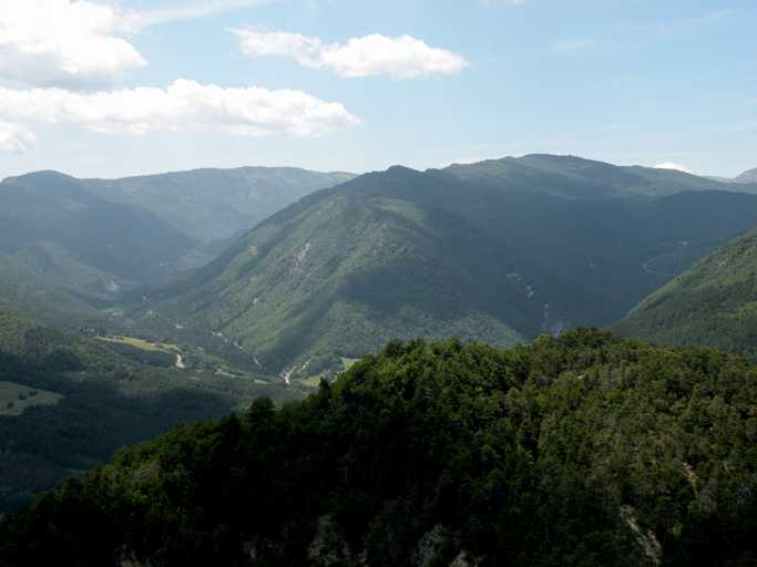 Vue sur la vallée de Montblanc (à gauche) et le site de Villevieille (à droite).