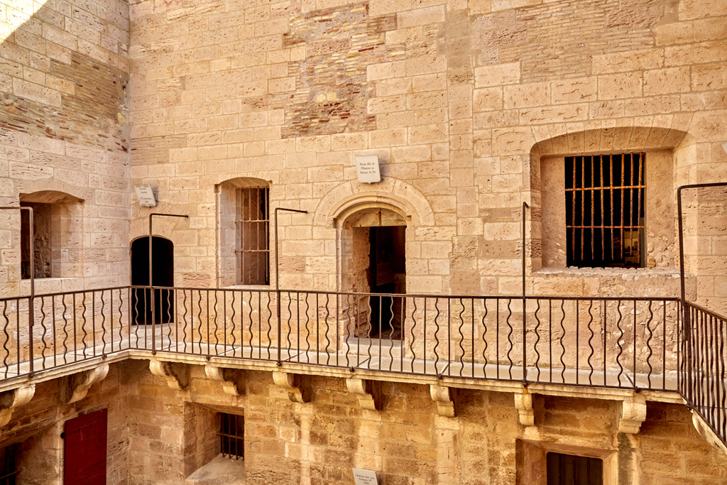 Donjon, façade sur cour du côté est, étage, coursive, fenêtres et porte centrée moulurée