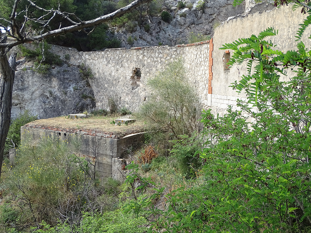 Citerne extérieure adossée au mur de clôture Est.