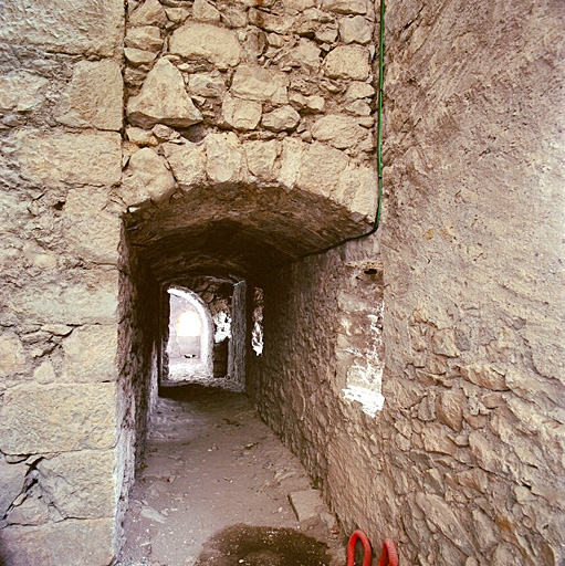 Chemin de ronde 25. Partie couverte du chemin de ronde vue de l'ouest.