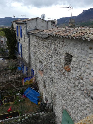 Le parement intérieur du rempart, au sud-ouest du bourg castral.