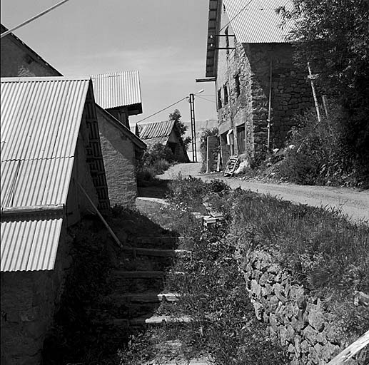 Dans le hameau des Estaris, ruelle en escalier.