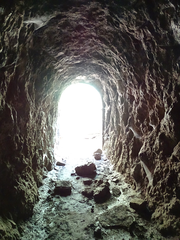 Galerie caverne d'accès au magasin à poudre, vue vers l'entrée.