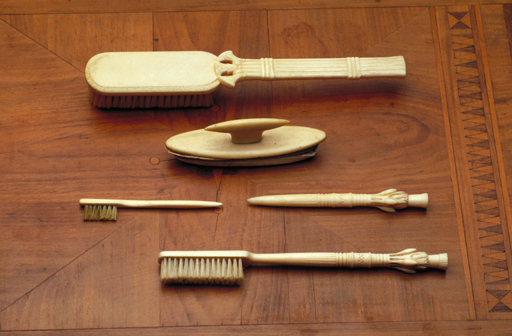 ensemble de 3 brosses de toilette, polissoir à ongles, repoussoir à peaux