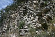 Mur de soutènement : détail de l'appareillage en moellon calcaire.