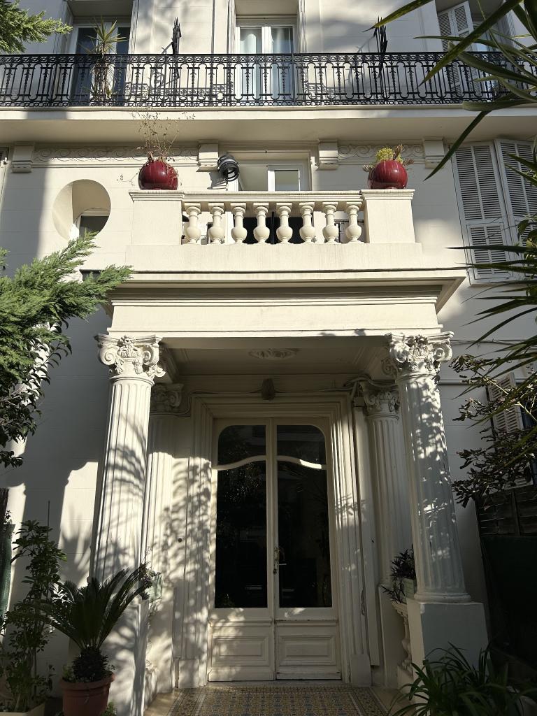 maison de villégiature (villa balnéaire), dite Villa Poulain, puis Le campanile, puis Villa Turquoise, puis hôtel de voyageurs dit des orangers, actuellement immeuble dit Palais les orangers