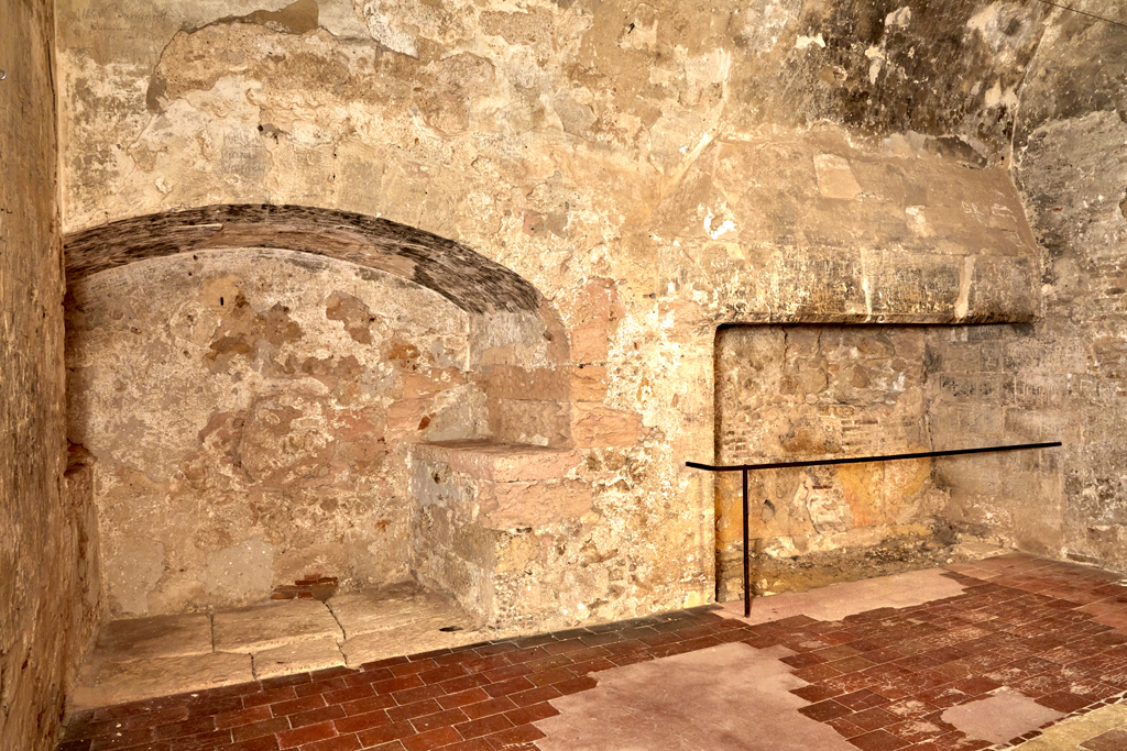 Donjon, casemate d'étage du corps central, côté sud, cheminée et niche murale