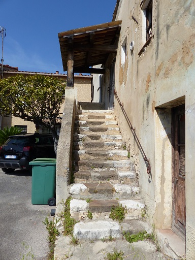 Maison (2022 AP 297). Escalier extérieur parallèle à la façade. 