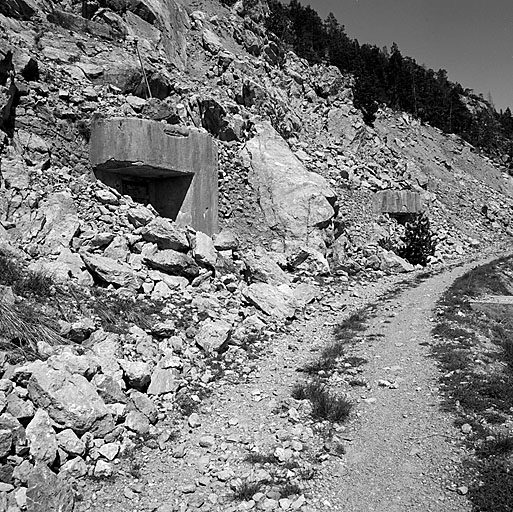 Central téléphonique de la Seyte. Vue extérieure des entrées, le long de la route de la Seyte au Gondran.