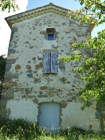 Façade en pignon d'un « cabanon », aux Basses Graves.