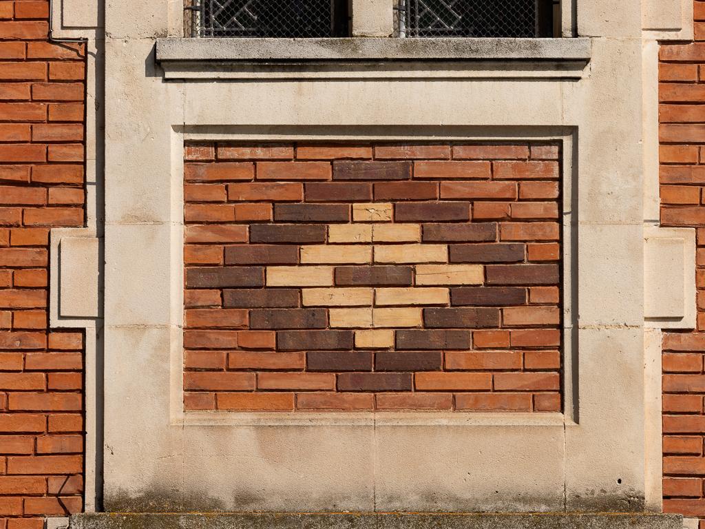 Façade ouest : détail, décor en brique de la travée centrale.