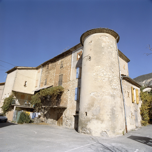 Moriez. Vue générale du Vieux Château depuis le sud-est. Au premier plan la tour ronde sud-est ; à l'arrière-plan la tour rectangulaire sud-ouest.