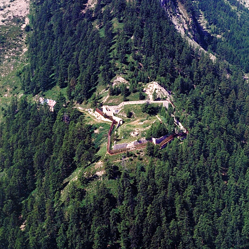 Vue aérienne prise de l'est-nord-est sur l'avant.