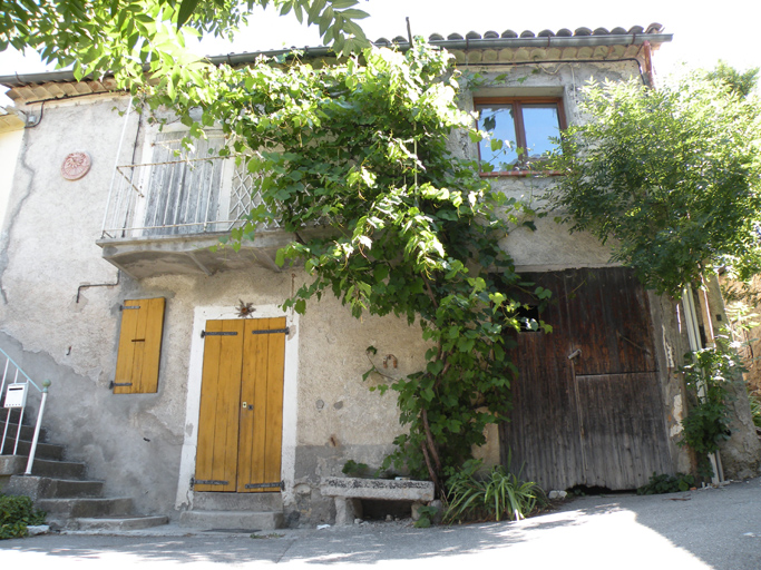 Elévation sud d'une ferme au village.