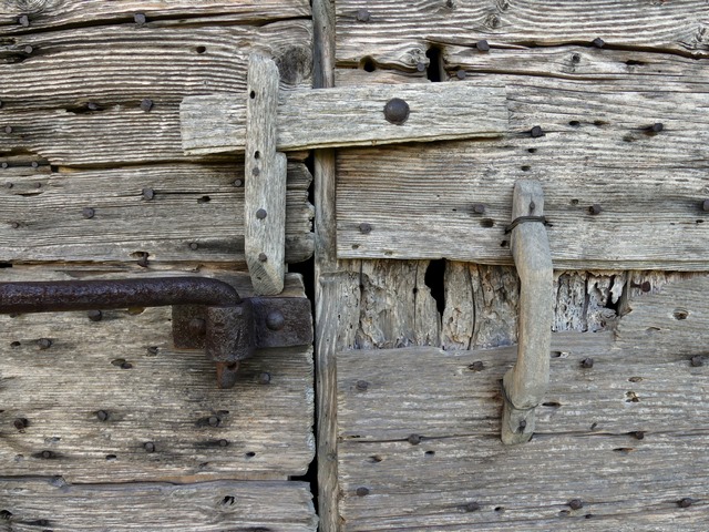 Détail de la menuiserie d'une porte fenière, ferme dite Champ Pauvre.