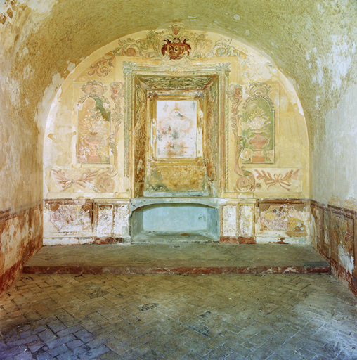 Intérieur de la chapelle, niche et autel.