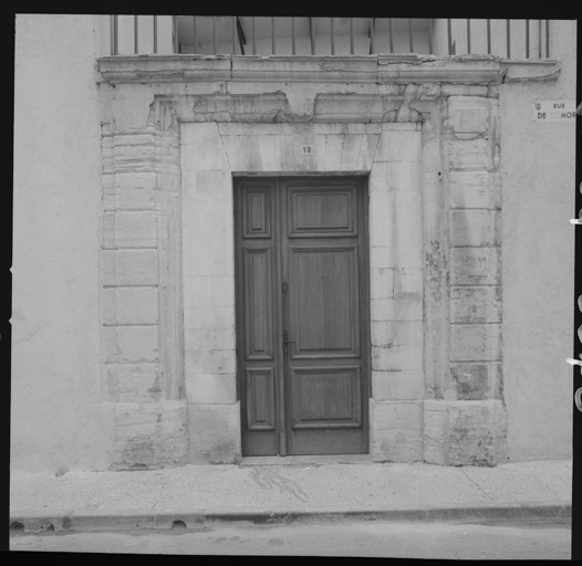 Façade nord-ouest, portail d'entrée sur la cour.