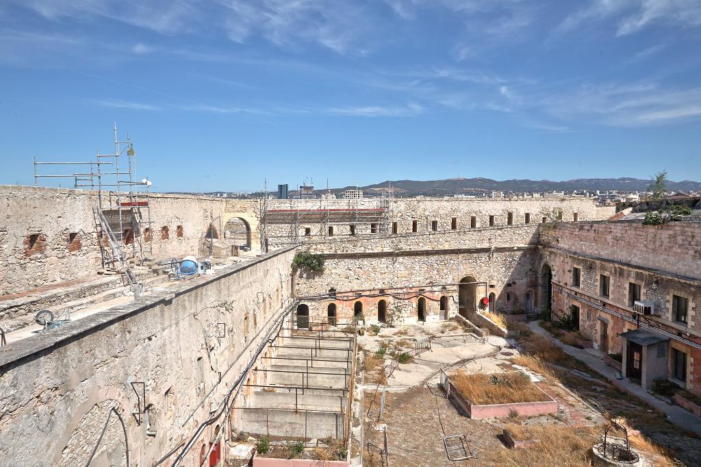 Vue plongeante de la cour intérieure du donjon avant suppression  des aménagements carcéraux du XXeme s.