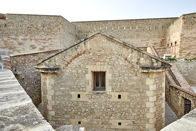 Fort St Nicolas : mur pignon postérieur du magasin à poudre de la demi lune de Villeroy.