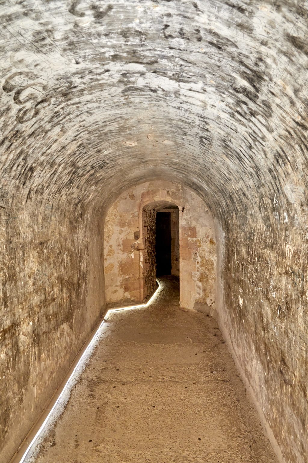 Donjon, couloir casematé au premier étage entre la coursive sur cour et la porte de la casemate de la grosse tour