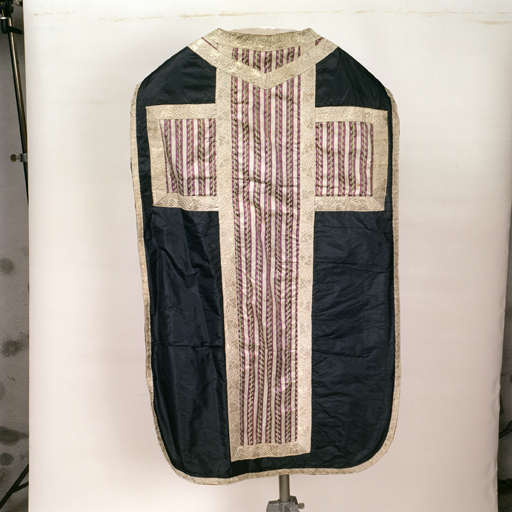 ensemble de vêtements liturgiques : chasuble, étole, voile de calice (ornement noir)