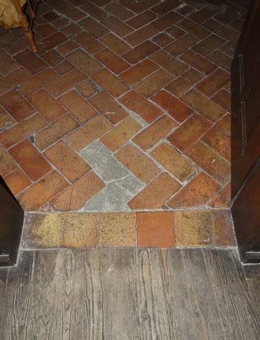 Partie centre-est. Deuxième étage, sol en plancher et en carreaux de terre cuite rectangulaires.