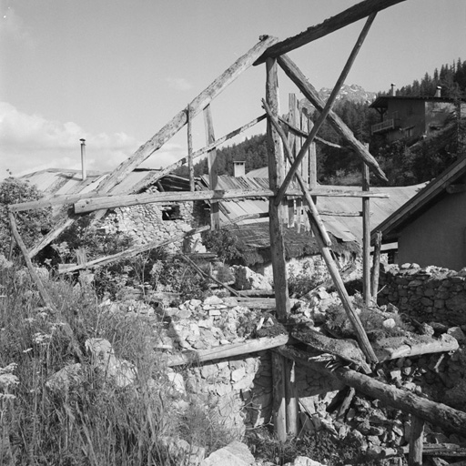 La charpente d'un chalet en ruines. Noter le poteau qui soutient la poutre faîtière.