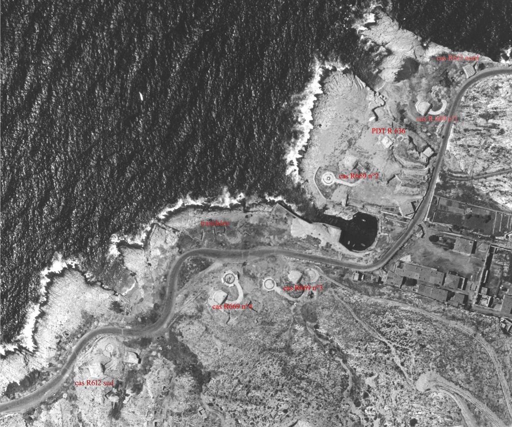 [Vue aérienne verticale de Marseille, calanques de Samena et de l'Escalette],1948. Détail : la batterie basse repérage des ouvragesl'Escalette. avec 