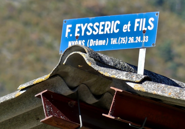 Plaque de fabricant sur un hangar métallique, à la Ribière.
