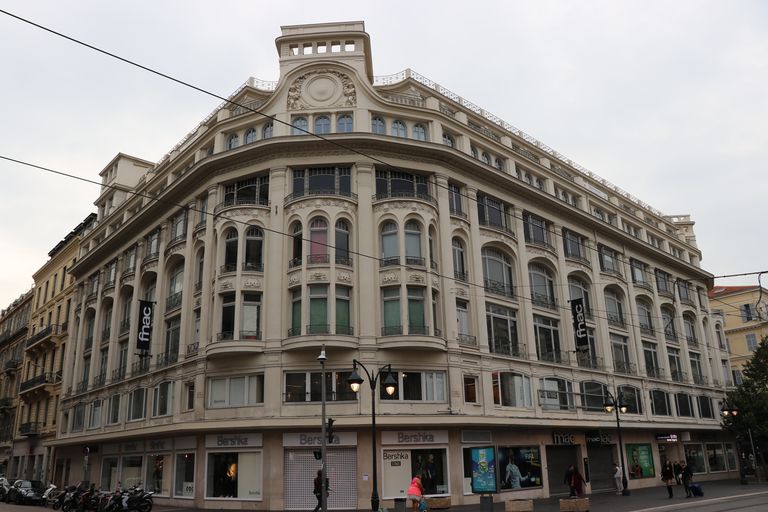 grand magasin dit A la Riviera