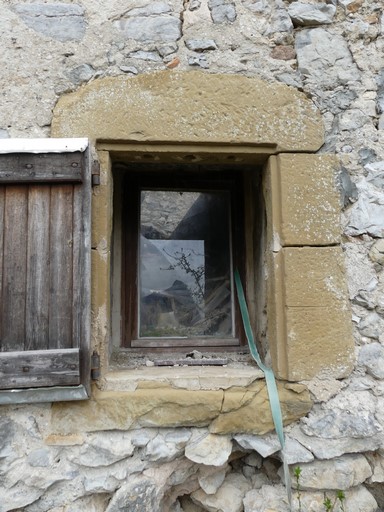 Fenêtre de logis avec encadrement en pierre de taille de grès jaune. Ferme du Couvent (Ribiers).
