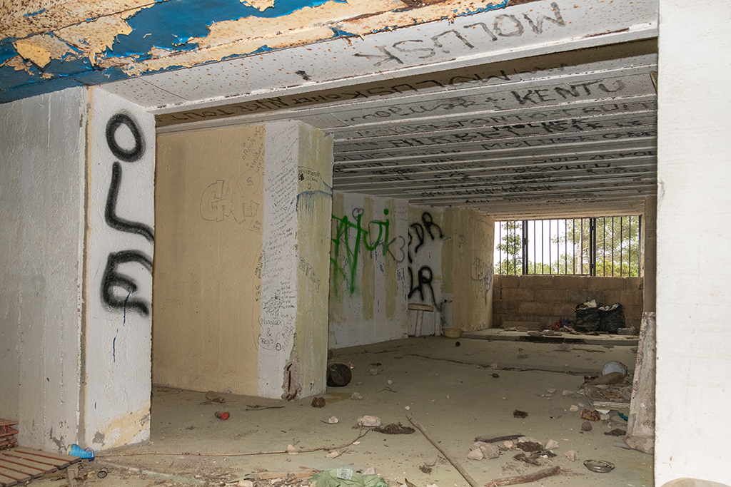 Casemate de flanquement Est, type Regelbau 680, intérieur vu de l'entrée, embrasure au fond