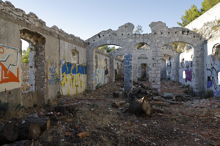 bâtiment nord du casernement, vue intérieure, murs gouttereaux et murs-diaphragmes à arcades 