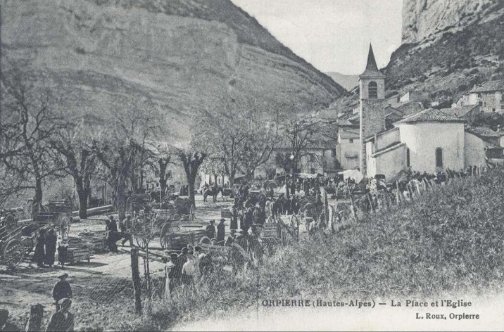 Orpierre (Hautes-Alpes). La place et l'église.