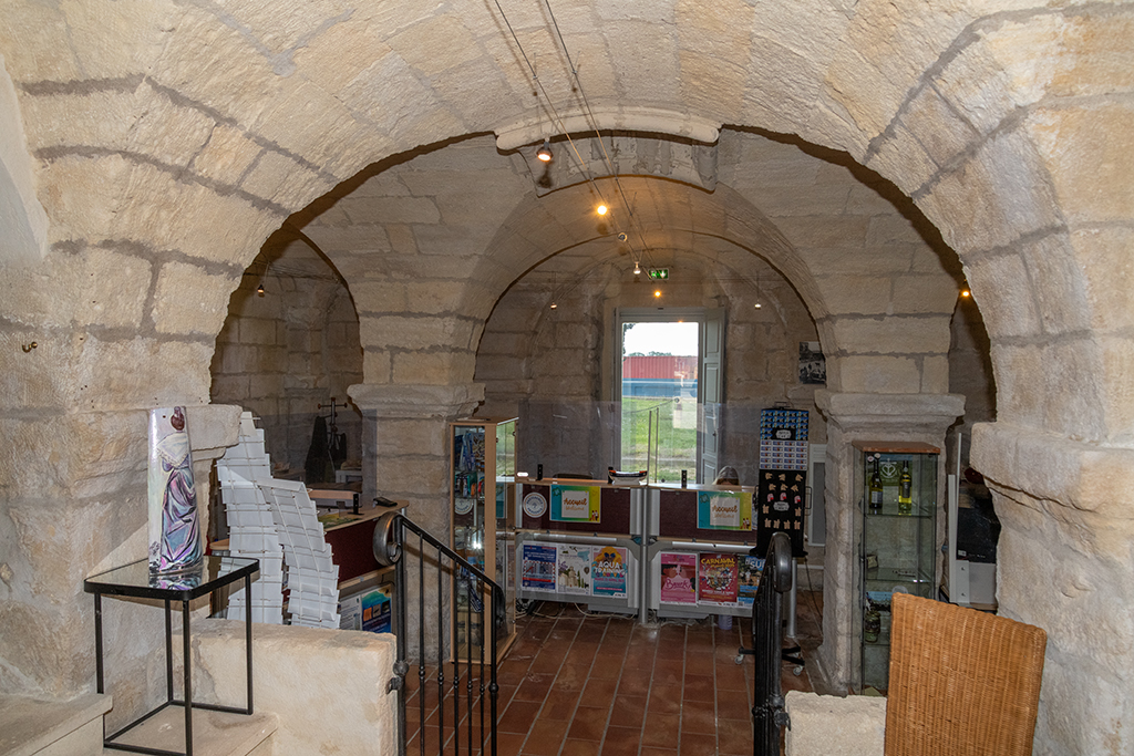 Tour Saint-Louis, intérieur, niveau 1, voûte d'arêtes sur piliers